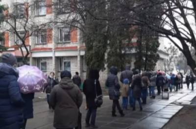"Денег нет, чтобы платный сделать": украинцы пошли на штурм поликлиник за бесплатными тестами, кадры - politeka.net - Львов