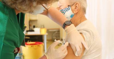 На выездную вакцинацию на дому в течение недели подали заявки почти 300 жителей - rus.delfi.lv - Латвия