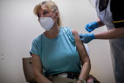 Мэтт Хэнкок - Первая страна в мире завершила вакцинацию - lenta.ru - Англия - Гибралтар
