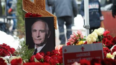 Василий Лановой - Поклонники усыпали цветами могилу Ланового на 40-й день после его смерти - nation-news.ru