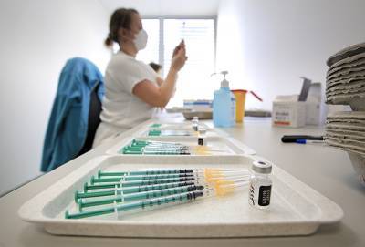 Мэтт Хэнкок - Первая страна в мире завершила вакцинацию взрослого населения - tvc.ru - Англия - Гибралтар