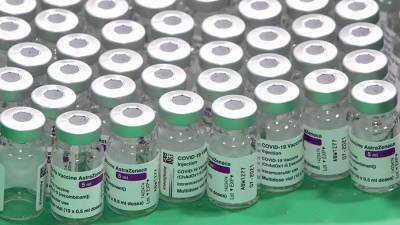 В Британии не нашли связи между вакциной AstraZeneca и образованием тромбов - iz.ru - Англия - Израиль