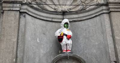 Известную статую писающего мальчика в Брюсселе одели в медицинский костюм и маску (фото) - focus.ua - Бельгия - Брюссель
