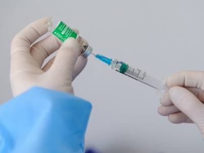 Даниэль Павлютс - Латвия вслед за другими странами ЕС возобновила применение вакцины AstraZeneca - sobesednik.ru - Канада - Латвия