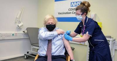 Борис Джонсон - Премьер Британии Джонсон привился препаратом AstraZeneca и призвал довести вакцинацию до конца - tsn.ua - Украина - Англия