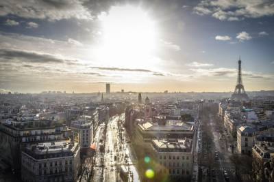 Жители Парижа массово покидают город из-за введения «локдауна» - mk.ru - Франция - Париж