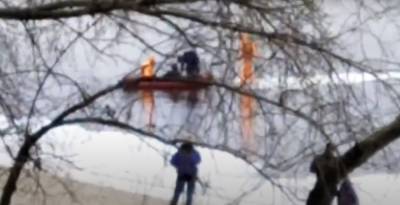 Решили прогуляться по льду: в столице люди оказались в западне, жуткие кадры - politeka.net - Киев