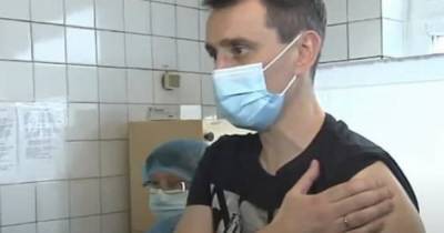 Виктор Ляшко - Максим Степанов - Ляшко вслед за боссом привился индийской вакциной от коронавируса - dsnews.ua