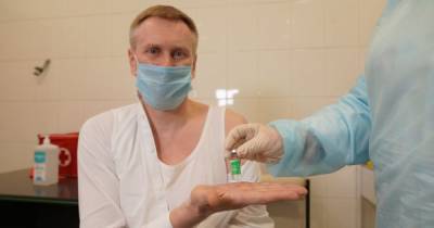 Андрей Виленский - Руководитель НСЗУ вакцинировался и посоветовал становиться в очередь на прививку уже сейчас из-за "остатков препарата" - tsn.ua - Украина