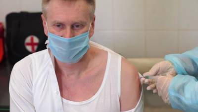Глава НСЗУ вакцинировали от коронавируса остатками Covishield: видео - 24tv.ua - Киев