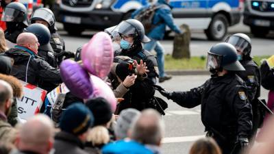 Немецких протестующих разогнали газом, нидерландских – водой - vesti.ru - земля Гессен - Кассель
