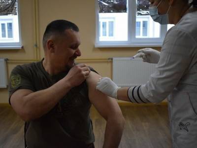 В Украине началась вакцинация против коронавируса среди военных Сухопутных войск - gordonua.com - Украина