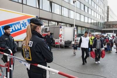 В Германии полиция применила водомет против митингующих - aif.ru