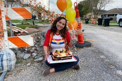 Женщина отпраздновала годовщину незаконченного ремонта дороги - lenta.ru - штат Луизиана