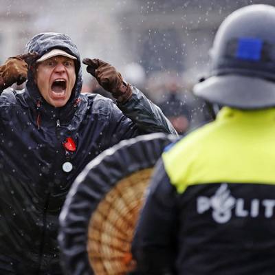 В Амстердаме полиция вновь применила водометы на акции протеста - radiomayak.ru - Амстердам