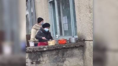 Процесс кормежки больных коронавирусом украинцев через окно попал на видео - politros.com - Украина - Львовская обл.