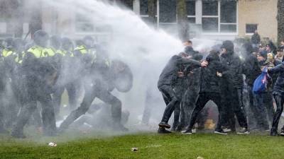 Полиция Нидерландов вновь разгоняла протестующих водомётами - news-front.info - Амстердам