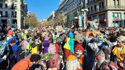 Во Франции во время нового локдауна устроили несанкционированный карнавал - profile.ru - Франция