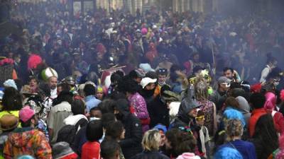 Французская полиция разогнала нелегальный карнавал слезоточивым газом - eadaily.com - Франция
