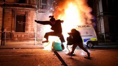 В Великобритании протестующие напали на полицейский участок - newdaynews.ru - Англия