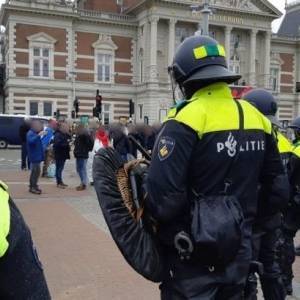 На акции против карантинных ограничений в Амстердаме задержали 150 человек - reporter-ua.com - Амстердам
