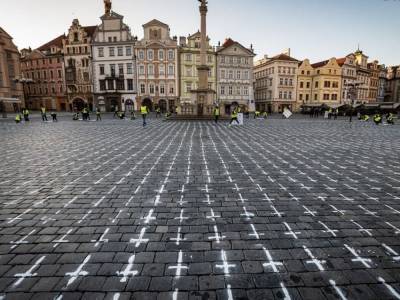 На брусчатку в центре Праги нанесли 25 тысяч крестов в память о жертвах коронавируса - gordonua.com - Прага - Чехия