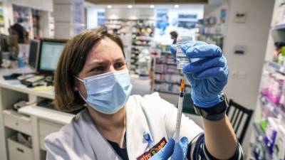 Европейцы стали меньше доверять вакцине от коронавируса AstraZeneca - politros.com - Италия