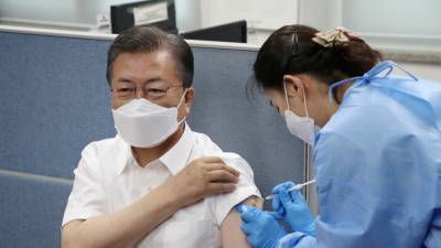 Борис Джонсон - Мун Чжэин - Ким Чжонсук - Президент Южной Кореи привился от коронавируса вакциной AstraZeneca - russian.rt.com - Англия - Южная Корея