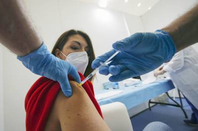 Эксперты США усомнились в данных об эффективности вакцины AstraZeneca - tvc.ru - Англия