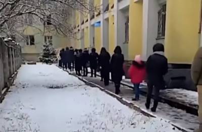 Украинцы пошли на штурм поликлиник, очереди растянулись на десятки метров: "Становится жутко" - politeka.net