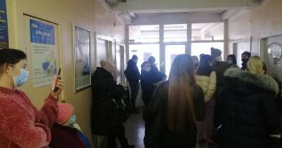 Красная зона карантина: в Одессе люди с подозрением на коронавирус стоят в общих очередях в поликлиниках - tsn.ua - Одесса - Одесская обл.