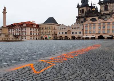 Неизвестные оставили нелегальную надпись на Староместской площади Праги - vinegret.cz - Прага - Чехия