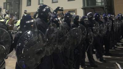 Полиция задержала 14 человек в ходе протестов в Бристоле - russian.rt.com