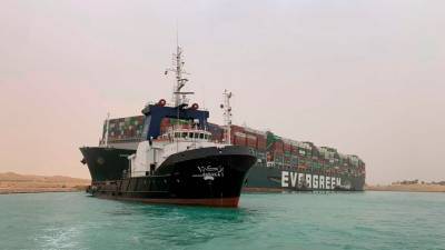 Гигантский контейнеровоз заблокировал Суэцкий канал - golos-ameriki.ru - Египет