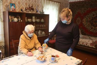 Евгений Стружак - Соцработники начали информировать пожилых москвичей о вакцинации от COVID-19 - vm.ru - Москва