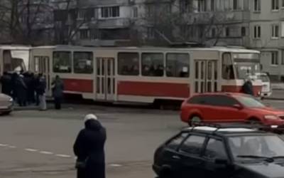 Киевлянин перекрыл собой путь трамваю в знак протеста против карантина: видео "акции" - politeka.net - Украина - Киев