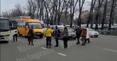Полиция массово штрафует общественный транспорт в Киеве: водители боятся тормозить (видео) - focus.ua - Киев