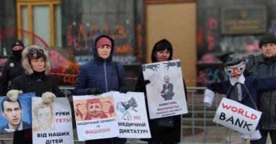 Под "разукрашенным" Офисом Зеленского протестовали против "COVID-фашизма" (ФОТО) - dsnews.ua