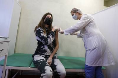 В "Домодедово" начали выдавать сертификаты международного образца о вакцинации - tvc.ru - Москва - Ереван