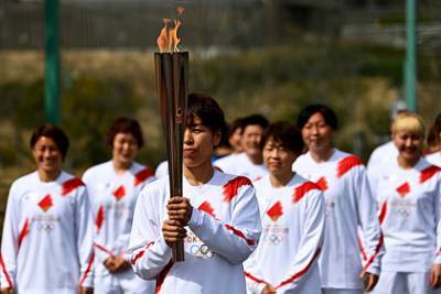 Олимпийский огонь в Японии погас в первый день эстафеты - lenta.ru - Токио