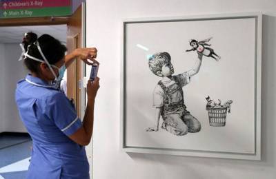 Картину Бэнкси с медсестрой-супергероем продали за рекордные $23 млн - bin.ua - Украина - Лондон