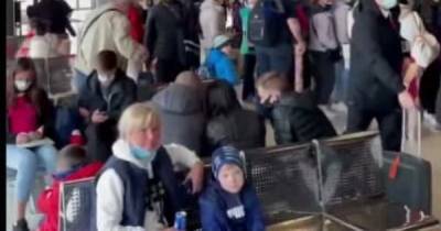 Сотни украинцев, вернувшихся из-за границы, застряли в аэропорту в Харькове - tsn.ua - Египет - Харьков - Польша