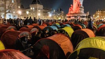 Видео: центр Париж превратился в приют для мигрантов под открытым небом - 5-tv.ru - Франция - Париж