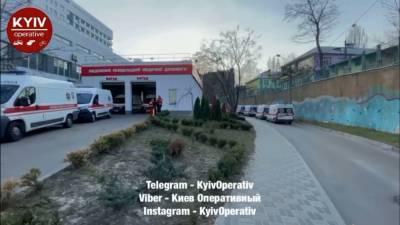 В сети показали очереди из скорых перед больницей - news.bigmir.net - Киев