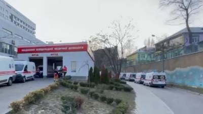 Мест уже нет: 20 карет скорой стоят в очереди в больницу в Киеве – видео - 24tv.ua - Киев
