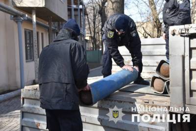 Нет мужчин: одесские полицейские помогли разгрузить баллоны с кислородом для больницы - 24tv.ua - Одесса