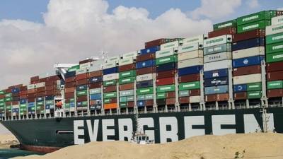 Рок или совпадение? Грузовик с контейнером Evergreen заблокировал движение в Китае - 5-tv.ru - Китай - Египет - Торговля