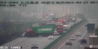 В Китае грузовик с контейнером Evergreen заблокировал дорогу, как судно в Суэцком канале - nv.ua - Украина - Китай
