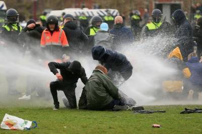 В Амстердаме полиция применила водометы против демонстрантов - aif.ru - Амстердам