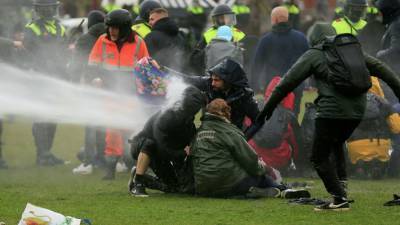 Полиция Амстердама применила водометы против протестующих - news-front.info - Амстердам